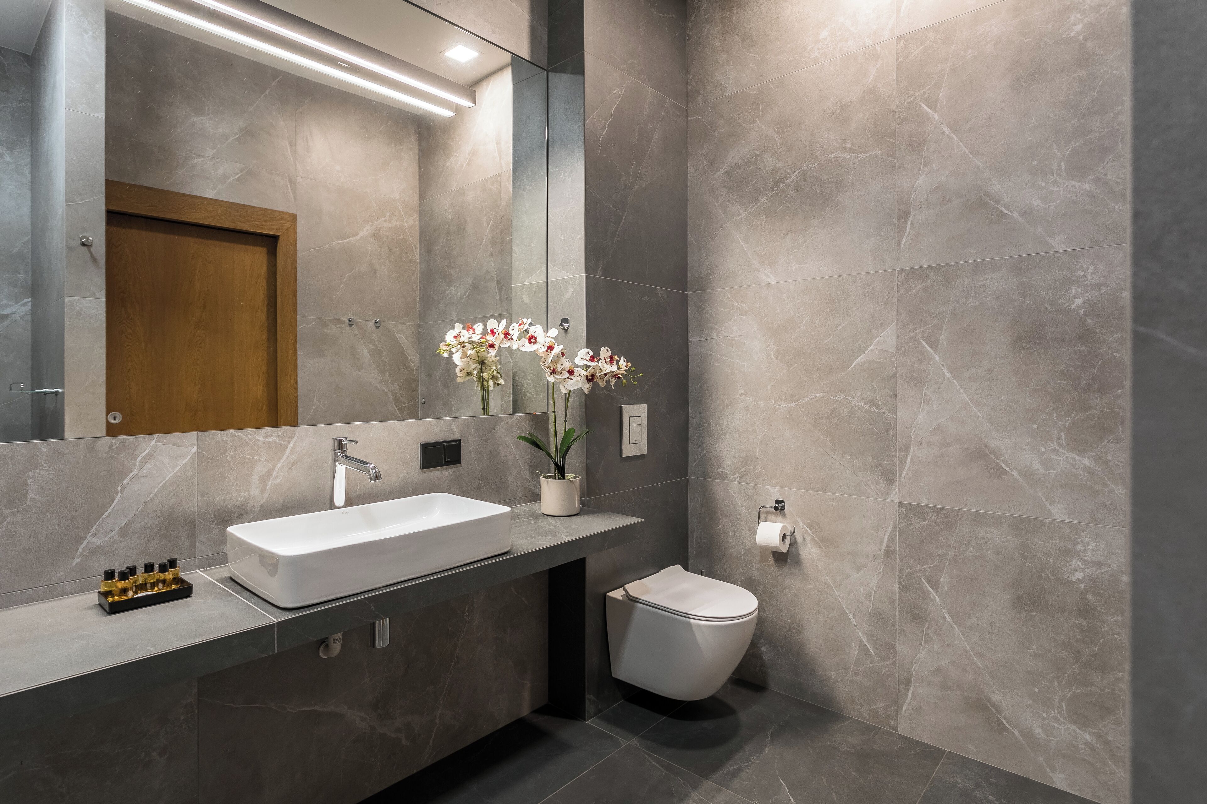 Grand Studio Suite | Bathroom | Bathtub, hair dryer, towels, soap