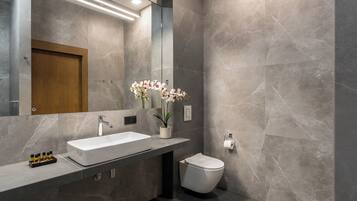 Grand Studio Suite | Bathroom | Bathtub, hair dryer, towels, soap