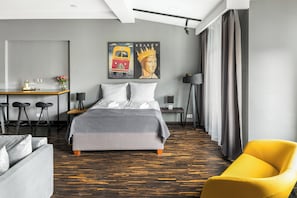 Grand Studio Suite | Ruang tamu | 40 inci televisyen skrin rata dengan digital, TV 