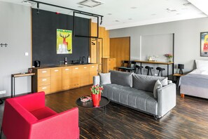 Grand Studio Suite | Living area | 40-inch flat-screen TV with digital channels, TV - Dada Premium Aparthotel (Kraków)