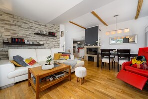 TV, fireplace