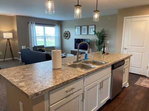 Retreat At The Charles | Top Floor | Fast WiFi