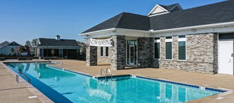 Modern King Loft | Parking | W/D | WiFi | Pool!