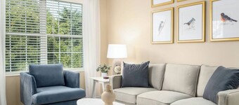 Modern King Loft | Parking | W/D | WiFi | Pool!