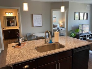 2 室のベッドルーム、デスク、アイロン / アイロン台、WiFi