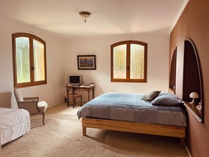 4 Schlafzimmer, Schreibtisch, Reisekinderbett, WLAN