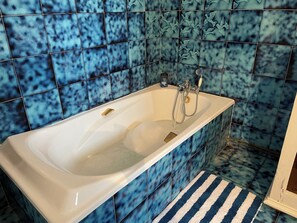 Duschwanne, Haartrockner, Handtücher, Seife