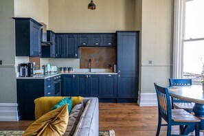 Apartment, 1 King-Bett und Schlafsofa | Eigene Küche