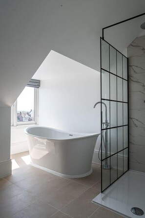 Appartement, Meerdere bedden | Badkamer | Een aparte badkuip en douche, een diep bad, een haardroger, handdoeken