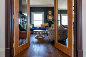 Apartamento, várias camas | Área de estar | Lareira