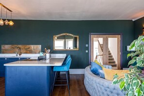 Apartamento, várias camas | Área de estar | Lareira