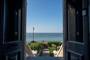 Apartamento, varias camas | Balcón