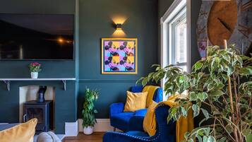 Apartamento, várias camas | Sala de estar | Lareira