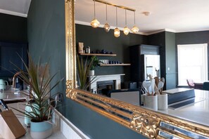 Apartamento, várias camas | Cozinha privada | Geladeira, micro-ondas, fogão, cooktop