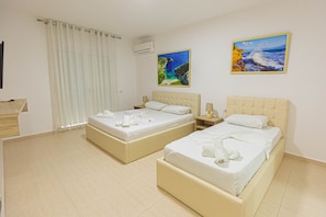 Dreibettzimmer, Balkon | Kostenloses WLAN, Bettwäsche