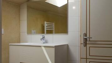 Hårføner og håndklær