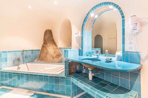 A bathroom with a bathtub, a sink, and a mirror. - HOTEL MARINA DI CAVU BONIFACIO (Bonifacio)
