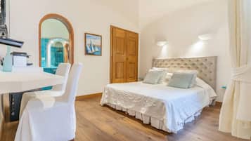 Quarto clássico, terraço, vista para o jardim | Frigobar (abastecido com itens grátis), individualmente mobiliados