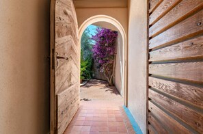 Minibar con artículos gratuitos, muebles diferentes y escritorio