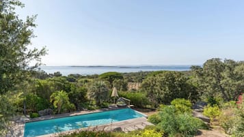 Kolam renang outdoor