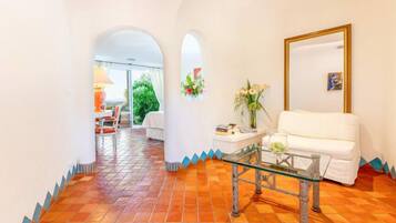 Suite Grand, pemandangan laut | Area keluarga | Televisi 70-cm dengan saluran TV kabel