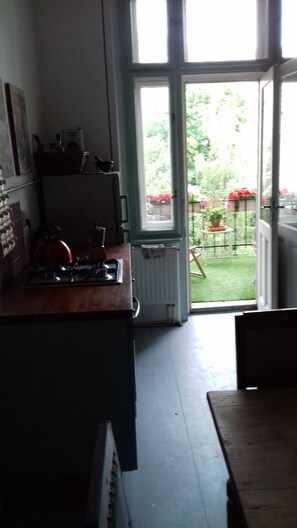 Kühlschrank, Mikrowelle, Ofen, Herdplatte