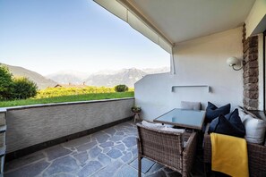 Outdoor dining - Apartment 'Ella' with Mountain View, Pool, Terrace & Wi-Fi (Merano)