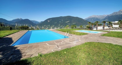 Ferienwohnung 'Ella' mit Bergblick, Pool, privater Terrasse und WLAN