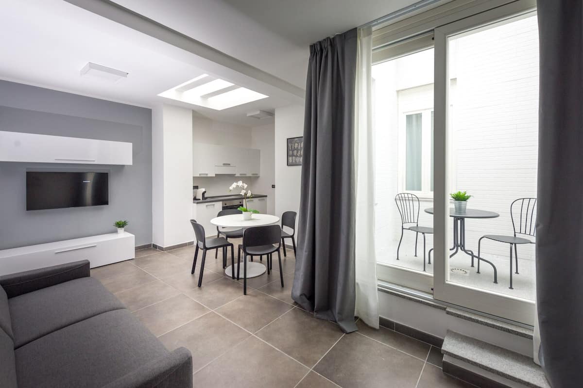 Un apartamento moderno con sala de estar, comedor y cocina.