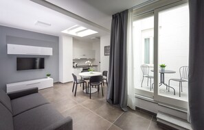 Comfort appartement, 1 slaapkamer, terras | Woonruimte | Een 43-inch smart-tv met digitale zenders en televisie