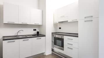 Refrigerador con freezer, microondas, horno, placa de cocina