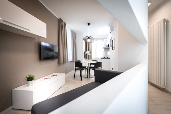 Standard-Apartment, 1 Schlafzimmer | Wohnbereich | 43-Zoll-Smart-TV mit Digitalempfang, Fernseher