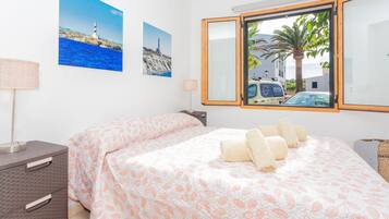 2 slaapkamers, een strijkplank/strijkijzer, gratis wifi, beddengoed