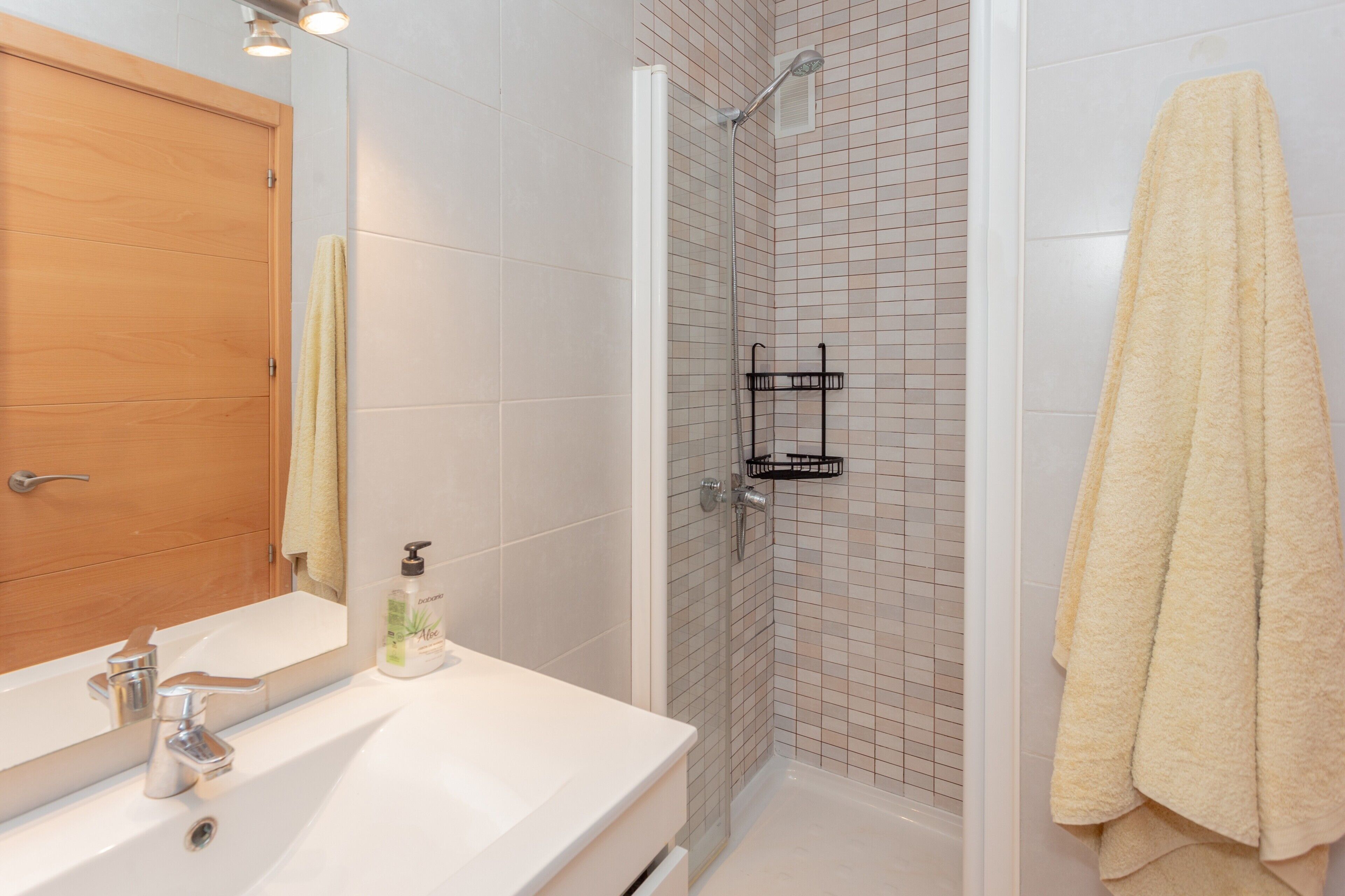Een douche, gratis toiletartikelen, een haardroger, handdoeken