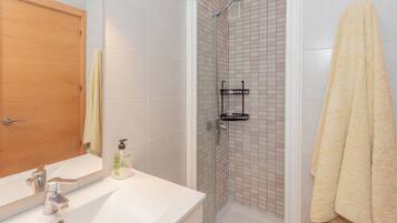 Een douche, gratis toiletartikelen, een haardroger, handdoeken