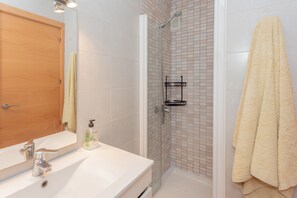 Shower, free toiletries, hair dryer, towels - Apartment 'En Arenal En Castell' with Sea View, Shared Pool and Wi-Fi (Arenal d'en  Castell)