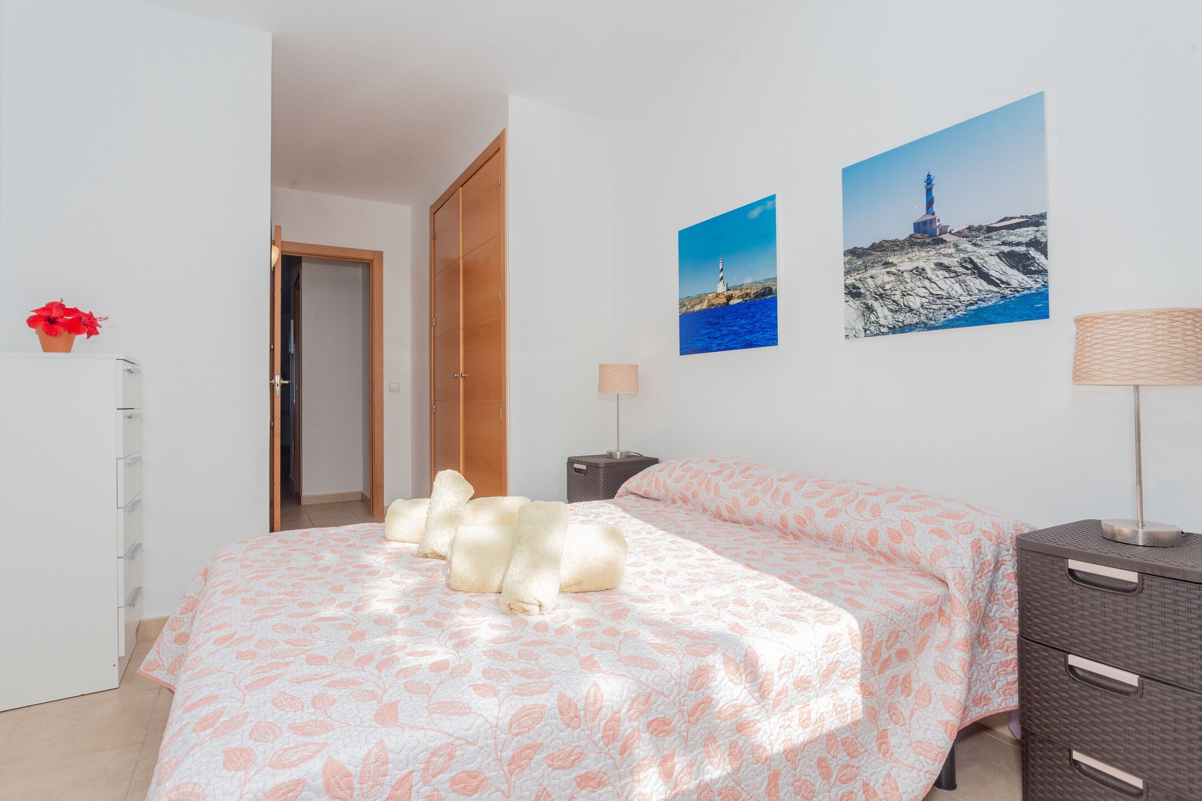 2 slaapkamers, een strijkplank/strijkijzer, gratis wifi, beddengoed