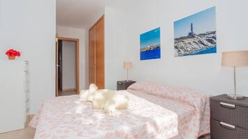 2 slaapkamers, een strijkplank/strijkijzer, gratis wifi, beddengoed