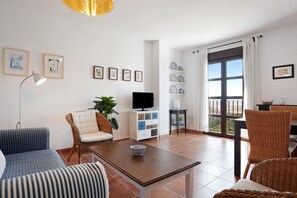 TV - Apartment Cobijadas75 Janda with Mountain View, Balcony & Wi-Fi (Vejer de la Frontera)