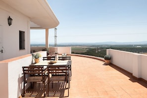 Outdoor dining - Apartment Cobijadas75 Janda with Mountain View, Balcony & Wi-Fi (Vejer de la Frontera)