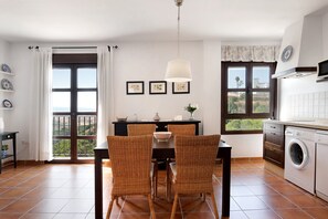 Interior - Apartment Cobijadas75 Janda with Mountain View, Balcony & Wi-Fi (Vejer de la Frontera)