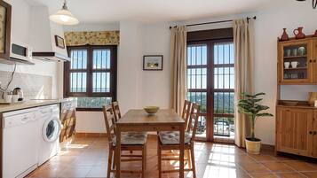 Frigorífico, microondas, placa de cocina y lavavajillas