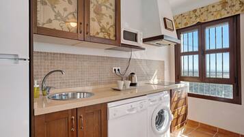 Frigorífico, microondas, placa de cocina y lavavajillas