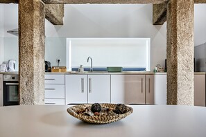 Fridge, microwave, oven, stovetop - Holiday Apartment 'Casa do Mestre T2' with Mountain View, Pool and Wi-Fi (Vila de Punhe)