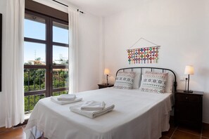 1 bedroom, iron/ironing board, free WiFi, bed sheets - Apartment ‘Cobijadas75 Corredera’ with Mountain View & Wi-Fi (Vejer de la Frontera)