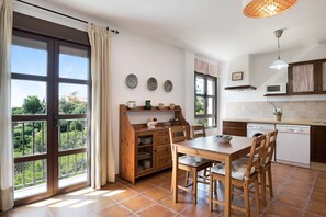 Interior - Apartment ‘Cobijadas75 Corredera’ with Mountain View & Wi-Fi (Vejer de la Frontera)