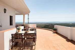Outdoor dining - Apartment ‘Cobijadas75 Corredera’ with Mountain View & Wi-Fi (Vejer de la Frontera)