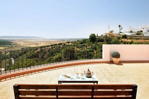 Outdoor dining - Apartment ‘Cobijadas75 Corredera’ with Mountain View & Wi-Fi (Vejer de la Frontera)