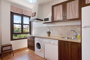 Fridge, microwave, stovetop, dishwasher - Apartment ‘Cobijadas75 Corredera’ with Mountain View & Wi-Fi (Vejer de la Frontera)