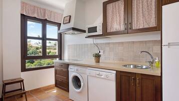 Een koelkast, een microgolfoven, een kookplaat, een vaatwasser